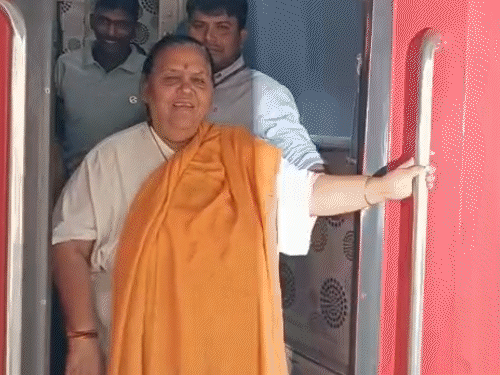 chain-pulled-to-stop-punjab-mail-for-uma-bharti:train-halted-for-5-minutes-in-jhansi;-former-cm-claims-it-departed-ahead-of-schedule