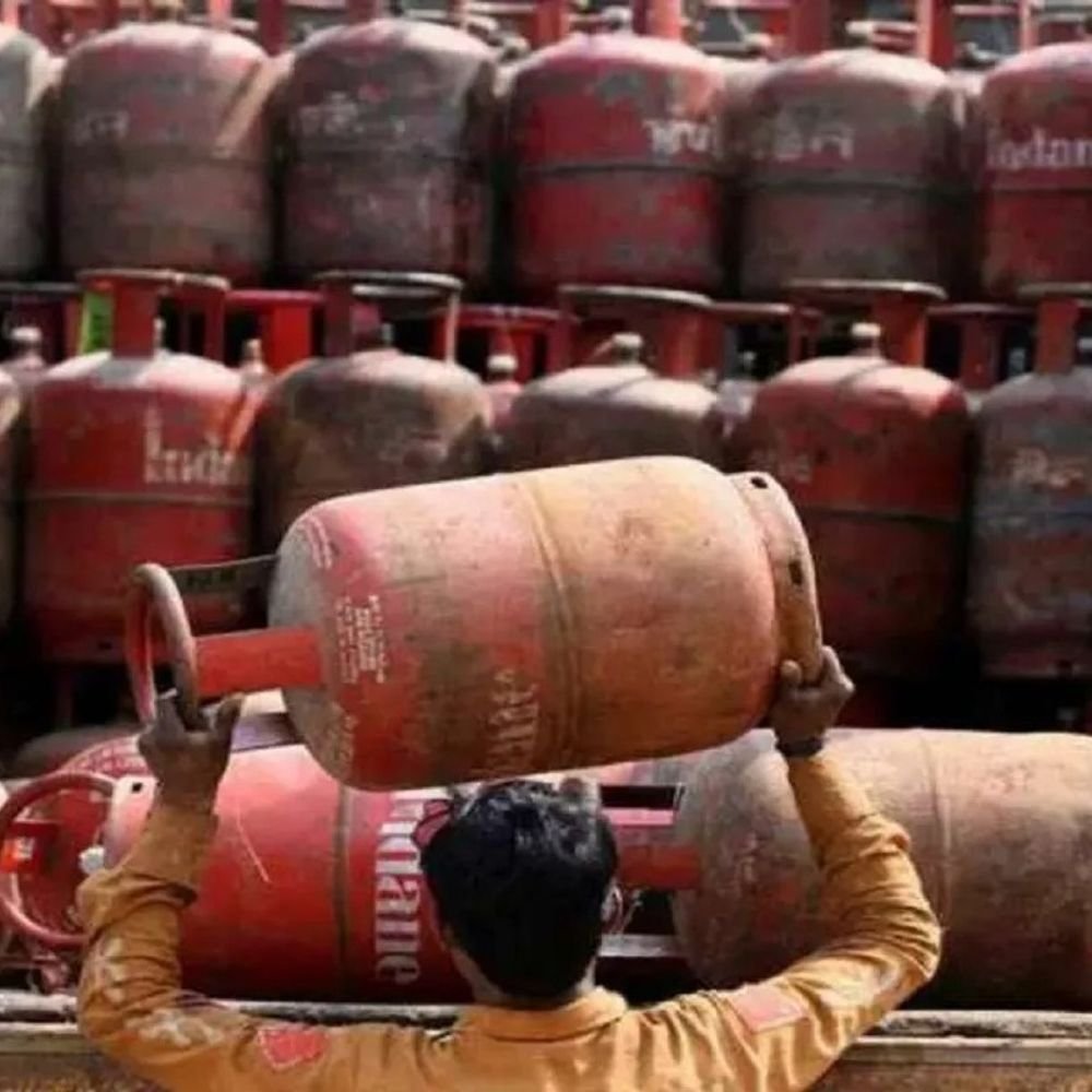 no-shortage-of-gas-in-india,-says-govt:advises-citizens-to-avoid-panic-buying;-95%-customers-now-book-refills-online