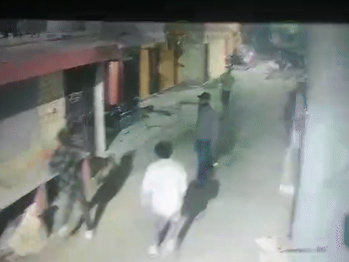 history-sheeter’s-house-set-ablaze-with-petrol-in-ujjain:more-than-12-miscreants-set-fire-due-to-gang-war;-2-catches-fire-while-fleeing