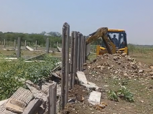 bhopal-administration-removes-encroachments-near-bada-talab:demolition-in-sewaniya-and-gaura-village-using-jcb-machines