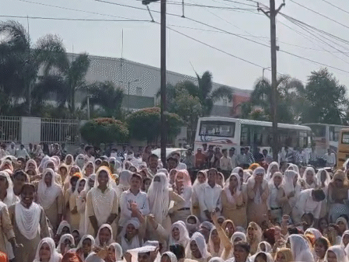 3-km-traffic-jam-on-mhow–neemuch-highway:workers-protest-in-pithampur-over-no-salary-hike,-trucks-and-buses-stranded