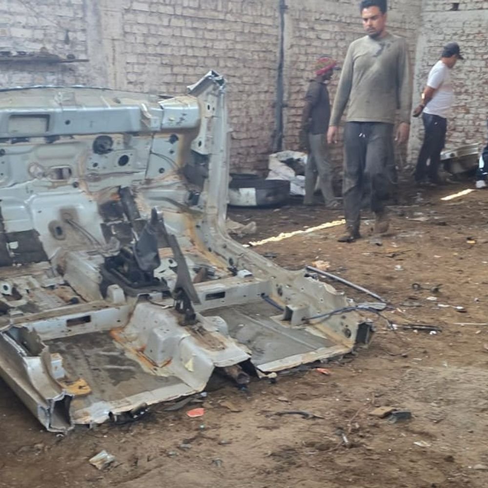 illegal-scrapping-gang-caught-in-jabalpur,-2-arrested:crime-branch-raid-finds-vehicles-being-dismantled-for-scrap