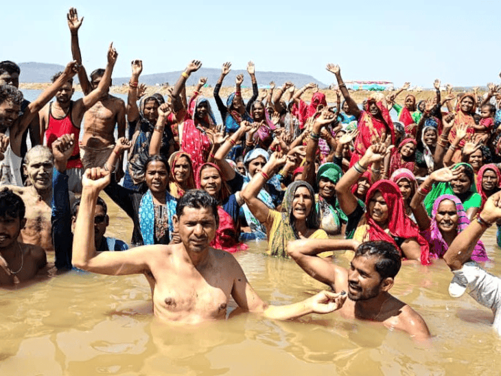 protest-against-ken-betwa-project-intensifies-in-chhatarpur:villagers-announce-symbolic-hanging;-jal,-mitti,-and-chita-protests-held-simultaneously