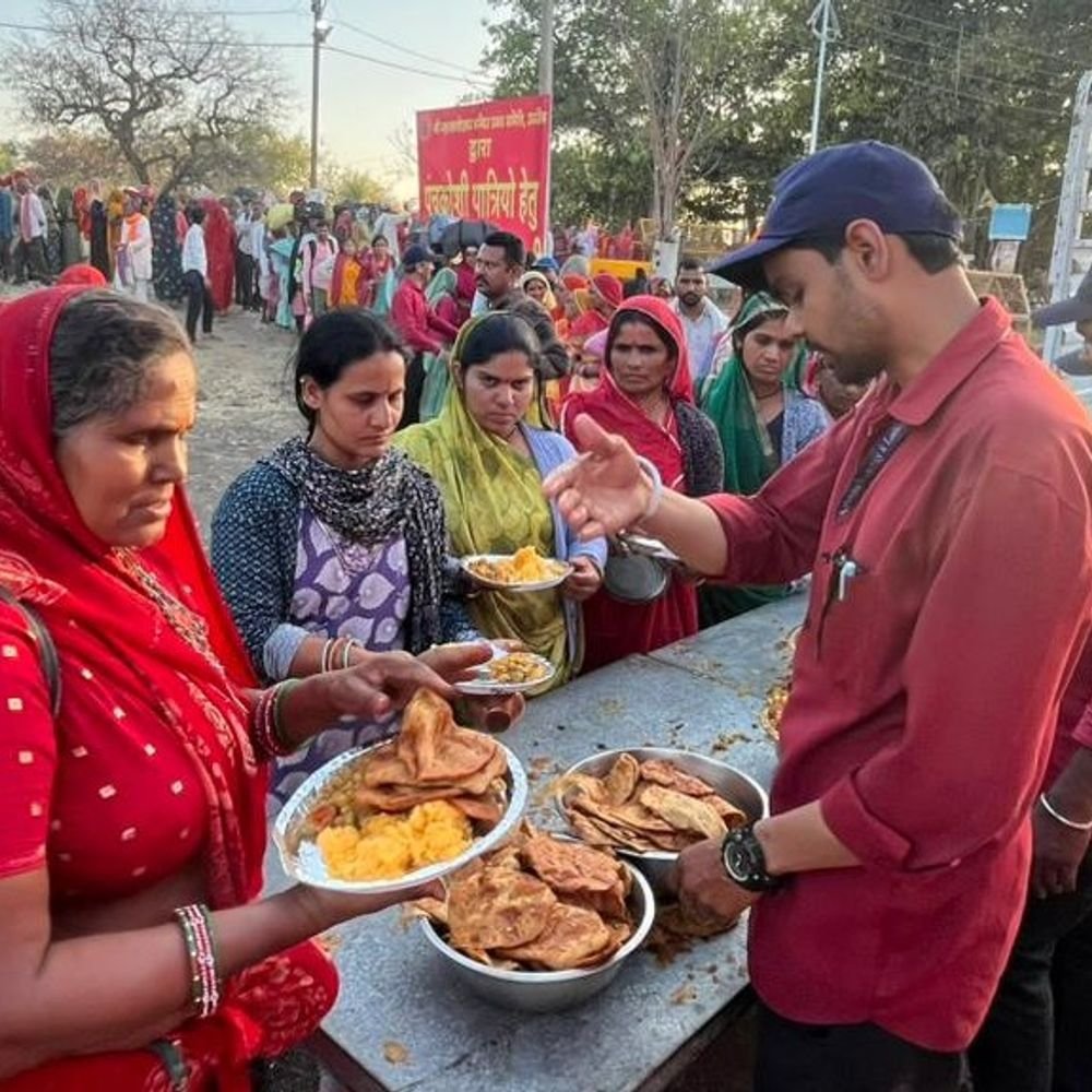 panchkoshi-pilgrims-arrive-in-ujjain:mahakal-temple-committee-arranges-food,-sp-eats-dal-baati-with-villagers;-devotees-to-bathe-in-shipra