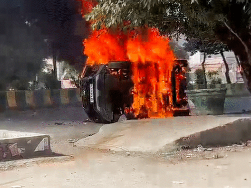 नोएडा-में-8वें-दिन-भी-फैक्‍ट्री-वर्कर्स-का-प्रदर्शन:ग्रुरुग्राम-में-सैलरी-रिवीजन-के-बाद-भी-विरोध;-बिहार,-गुजरात-में-भी-कर्मचारियों-की-हड़ताल