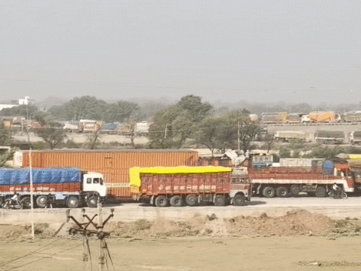 rewa-hit-by-massive-traffic-jam:thousands-stuck-on-bela-bypass;-truck-drivers-stranded-without-food-or-water