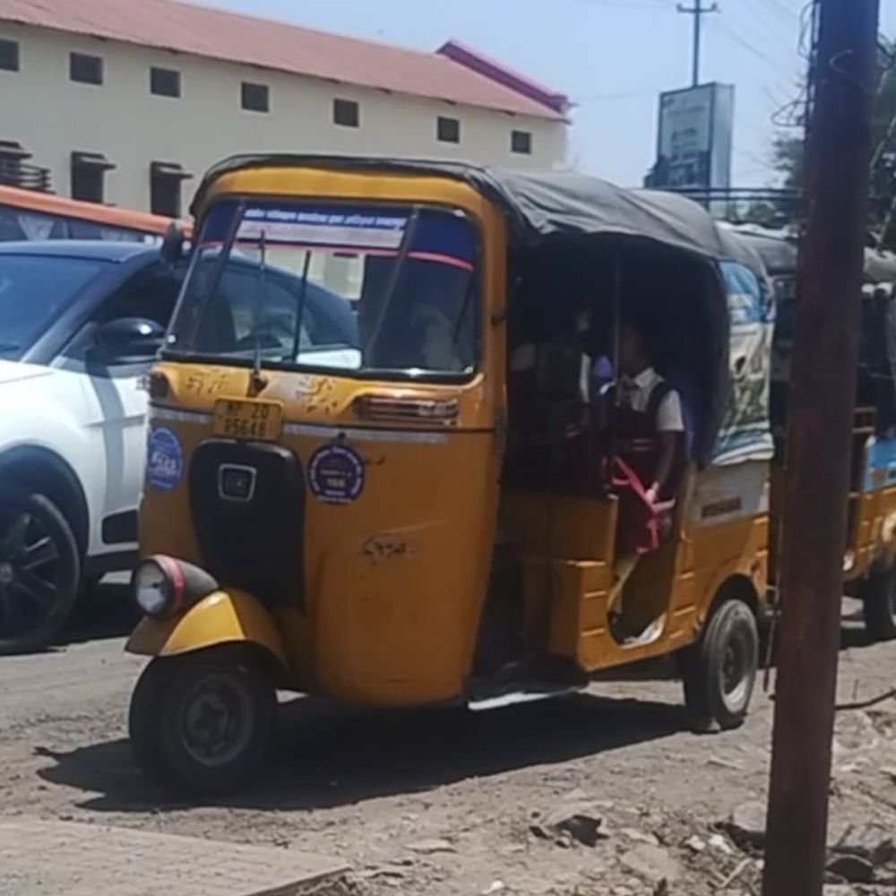 jabalpur’s-school-transport-under-scrutiny:unfit-vehicles-still-in-use-despite-ban;-questions-over-enforcement-of-collector’s-order