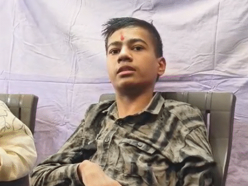 हाथ-पैर-से-कुछ-काम-नहीं-कर-सकता,10वीं-में-100%-आए:लेटे-लेटे-करता-है-पढ़ाई;-गोद-में-उठाकर-स्कूल-लेकर-जाते-हैं-पिता