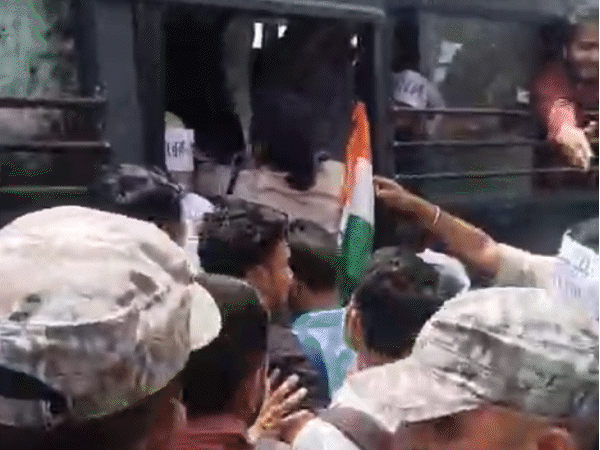 teacher-recruitment-aspirants-stopped-en-route-cm-house:bhopal-police-detain-protesters-in-buses;-candidates-allege-abuse-and-injuries