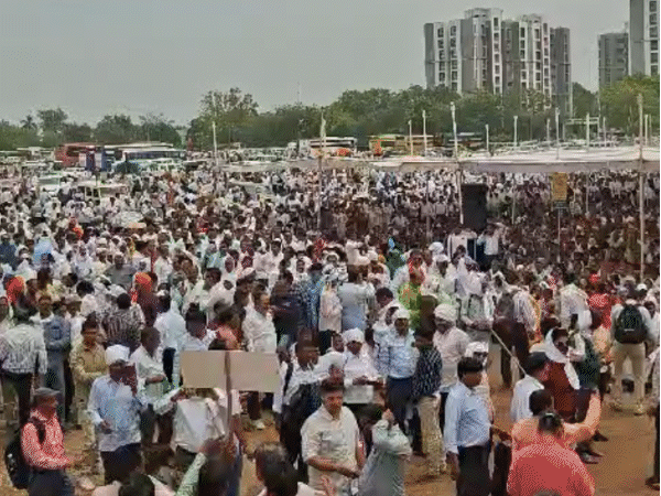 teachers-stage-protest-in-bhopal-opposing-mandatory-tet-requirement:large-crowd-overwhelms-venue,-participants-sit-under-trees