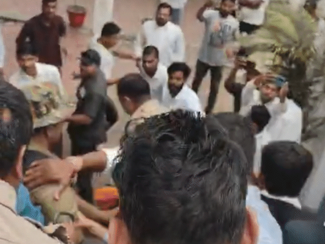 gangrape-accused-assaulted-by-lawyers-in-mhow-court:police-struggle-to-control-chaos,-escort-them-into-courtroom-for-scheduled-hearing