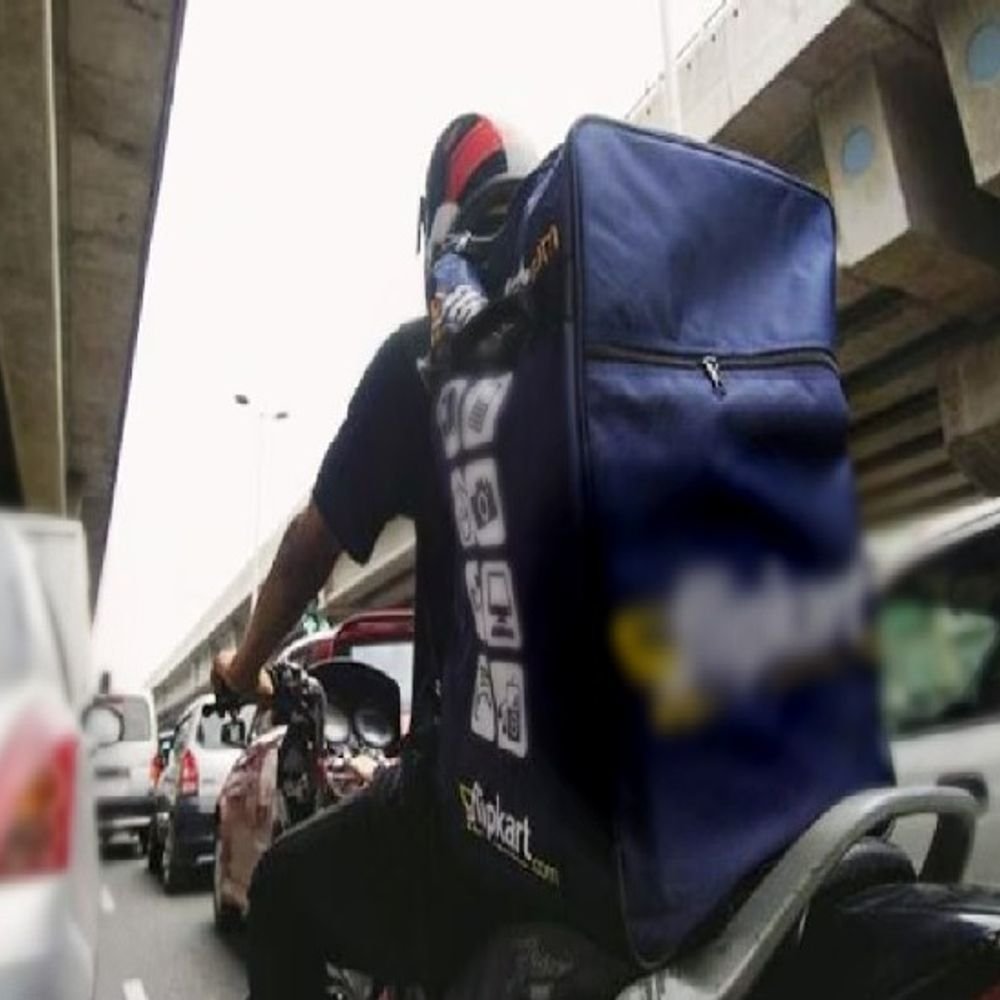 delivery-boy-replaces-seven-iphones-with-stones-in-gwalior:missing-for-3-months-after-parcel-fraud,-team-leader-files-cheating-case