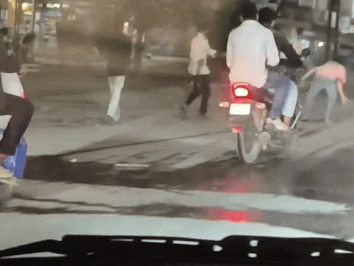 youth-chased-brutally-beaten-on-road:accuse-thrash-using-sticks-and-belts;-victim-screams-for-help-as-bystanders-film-video