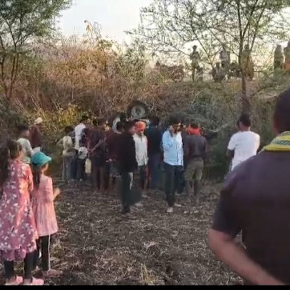 4-friends-killed-as-tractor-overturns-into-pit:had-travelled-from-dindori-to-anuppur;-bodies-recovered-with-jcb