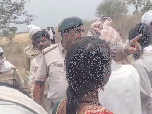 ‘will-dig-your-grave-here,-villagers-will-watch’:forest-officer-threatens-tribals;-confrontation-during-encroachment-removal-in-khandwa