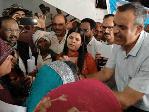 ‘i-am-not-an-officer,-i-am-your-servant’:says-sidhi-collector,-assures-inquiry-into-complaint-at-public-problem-solving-camp