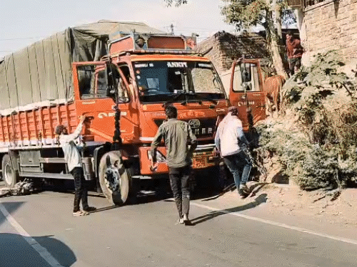 2-sisters-dragged-to-death-under-truck-in-khargone:speeding-vehicle-hit-bike-riders;-children-died-in-front-of-their-father