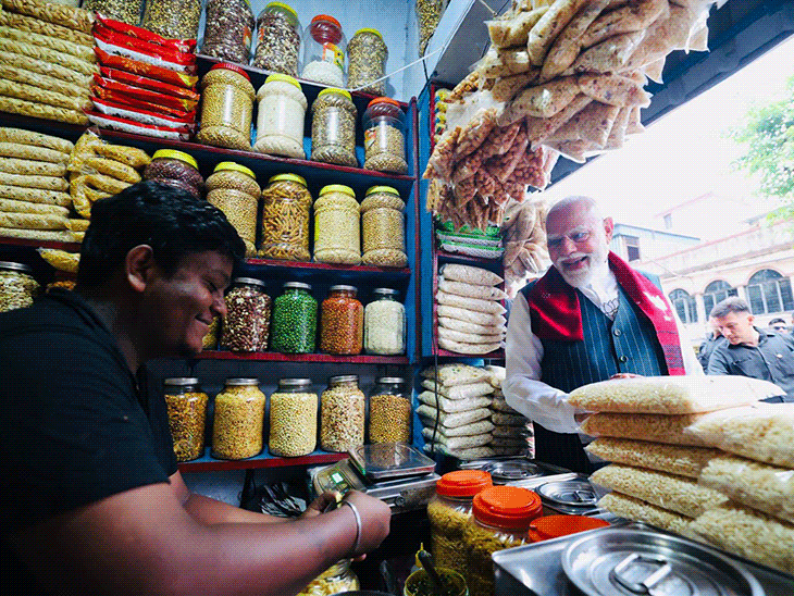pm-modi-tastes-bengal’s-jhalmuri:street-vendors-dominate-‘recession-proof’-snack-in-india-giving-tough-fight-to-haldiram’s-bikaji
