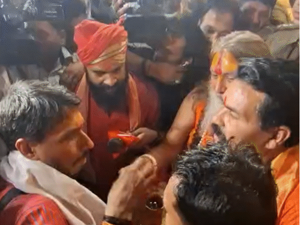 hindu-groups-stage-protest-outside-lenskart-showroom-in-bhopal:apply-tilak-on-employees,-claims-dress-code-policy-disrespects-‘sanatan-dharma’