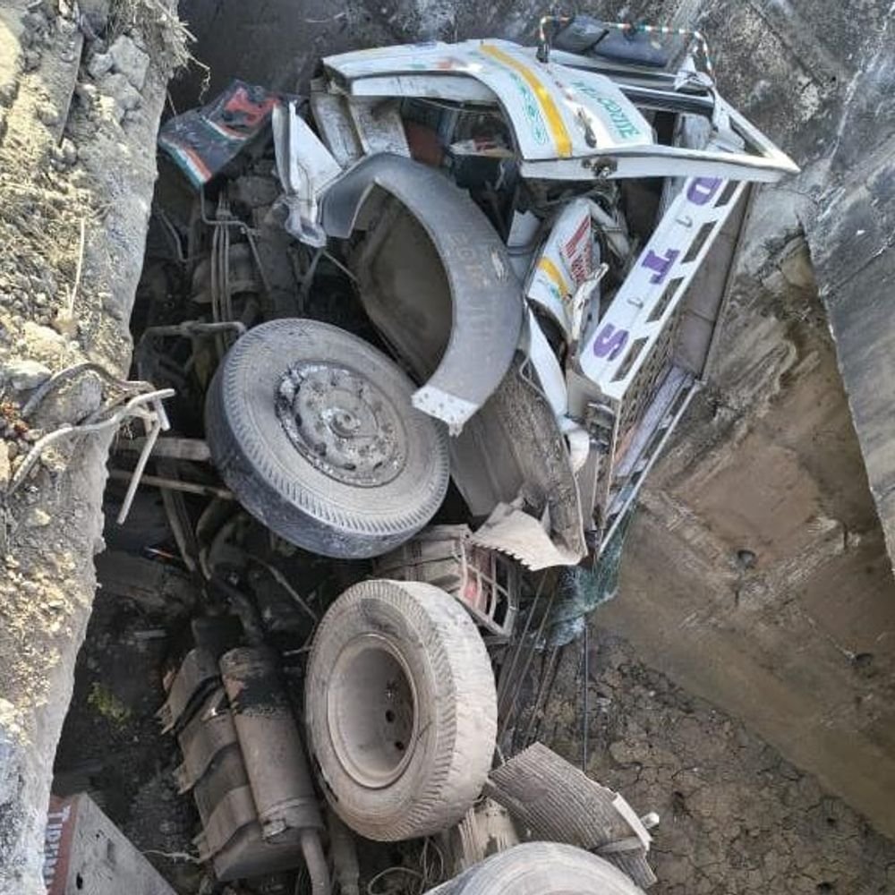 truck-breaks-divider-and-falls-into-canal,-3-dead:bodies-recovered-using-cutter-after-4-hour-rescue-in-satna