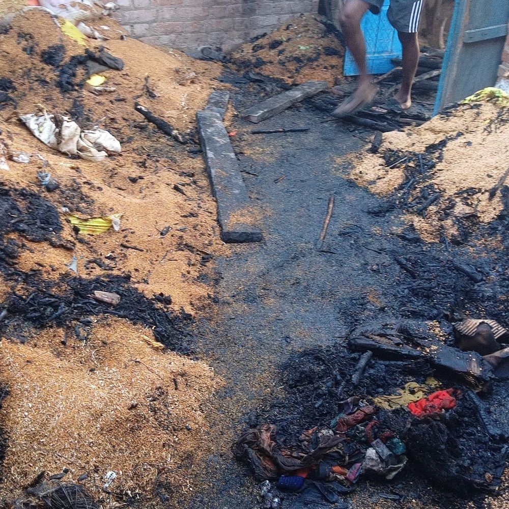 short-circuit-triggers-house-fire-in-bhind:villagers-douse-flames-with-water,-household-goods-completely-gutted