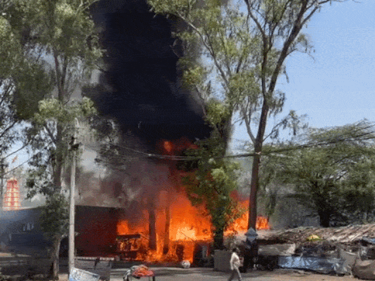 cash-worth-₹7-lakh-burnt-in-dewas-hut-fire:₹2.5-lakh-worth-of-half-burnt-notes-recovered;-2-hours-needed-to-bring-fire-under-control