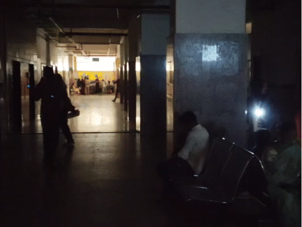 treatment-in-mobile-torch-light:ujjain-district-hospital-cmho-says,-‘what-can-i-do,-my-office-was-also-dark’