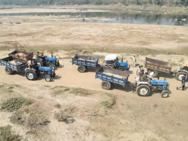 sand-mafia-busted-in-balaghat-with-sp’s-daring-plan:surveillance-through-drone,-raid-carried-out-in-secret;-7-trucks-seized-after-drivers-flee