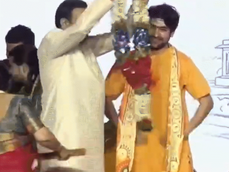 dhirendra-shastri-says,-‘have-4-children,-give-one-to-rss’:says,-‘if-playing-the-flute-worked,-the-mahabharata-war-would-not-have-happened’