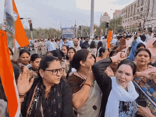 congress-holds-foot-march-for-33%-women’s-reservation:rally-from-platinum-plaza-to-roshanpura-square-in-bhopal