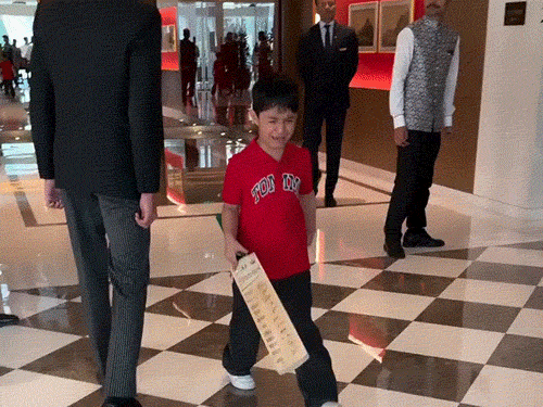 watch|-fan-in-tears-after-being-ignored-by-virat-kohli:rcb-legend-shares-inspiring-speech-in-delhi,-says,-‘be-honest-with-your-dreams’