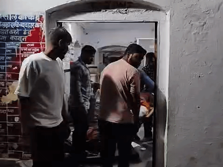 12-killed-as-pickup-vehicle-overturns-in-dhar:35-laborers-onboard,-13-critical;-hospital-crowded