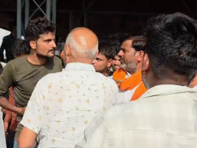 farmers-beat-naib-tehsildar,-breaks-his-glasses-in-gwalior:farmers-enraged-over-fall-in-wheat-prices;-detained-accused-freed-by-crowd