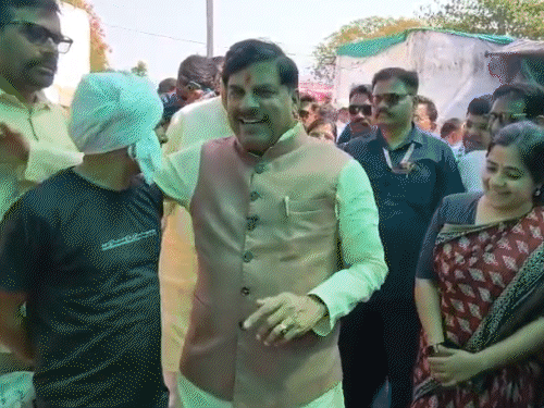 cm-reviews-payment-and-weighing-process-with-farmers:mohan-yadav-reaches-maheshwar-wheat-centre;-directs-officials-to-ensure-no-problems