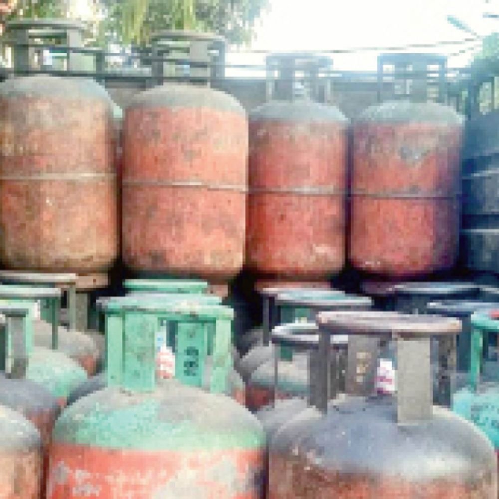 lpg-crisis-persists-in-indore-despite-official-denial:domestic-supplies-take-40-days,-commercial-cylinder-refill-costs-₹3,000