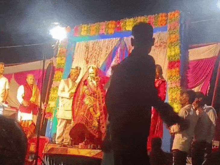 bride-ditches-groom,-garlands-boyfriend-during-wedding-ceremony,-video:clash-between-both-parties-ensues-in-chhindwara,-police-complaint-filed