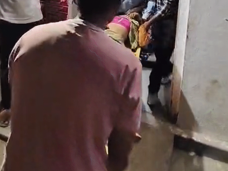 dhar-road-accident:16-pyres-lit-together,-4-women-on-1-—-hours-after-speeding-pickup-truck-rammed-into-a-divider-due-to-tyre-burst