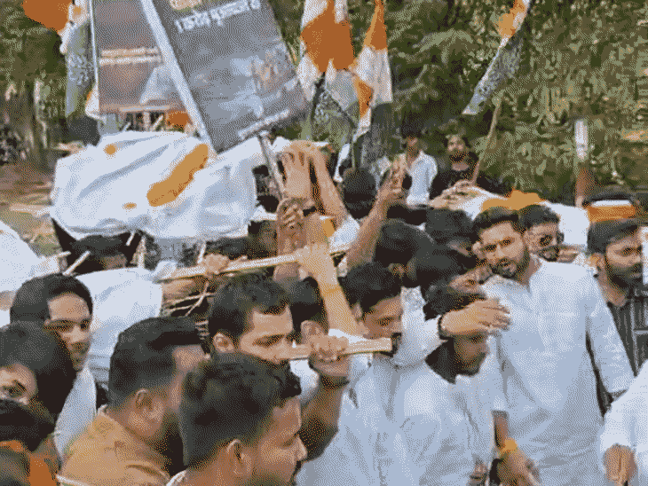 cruise-accident-sparks-protest-in-bhopal:congress-workers-surround-tourism-minister’s-bungalow;-take-out-13-symbolic-funerals