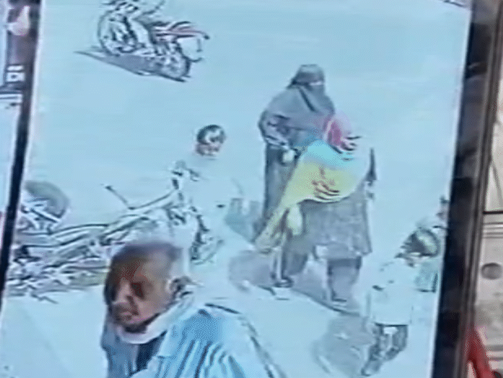 car-crushed-family-walking-on-foot,-video:woman-dies-in-ujjain;-children-thrown-far-away;-driver-fled-the-scene