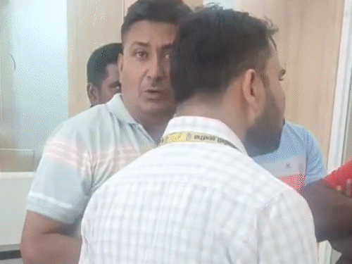 flight-operator-refuses-to-carry-victim’s-bodies-over-odour:jabalpur-officials-intervene,-flight-departs-after-delay