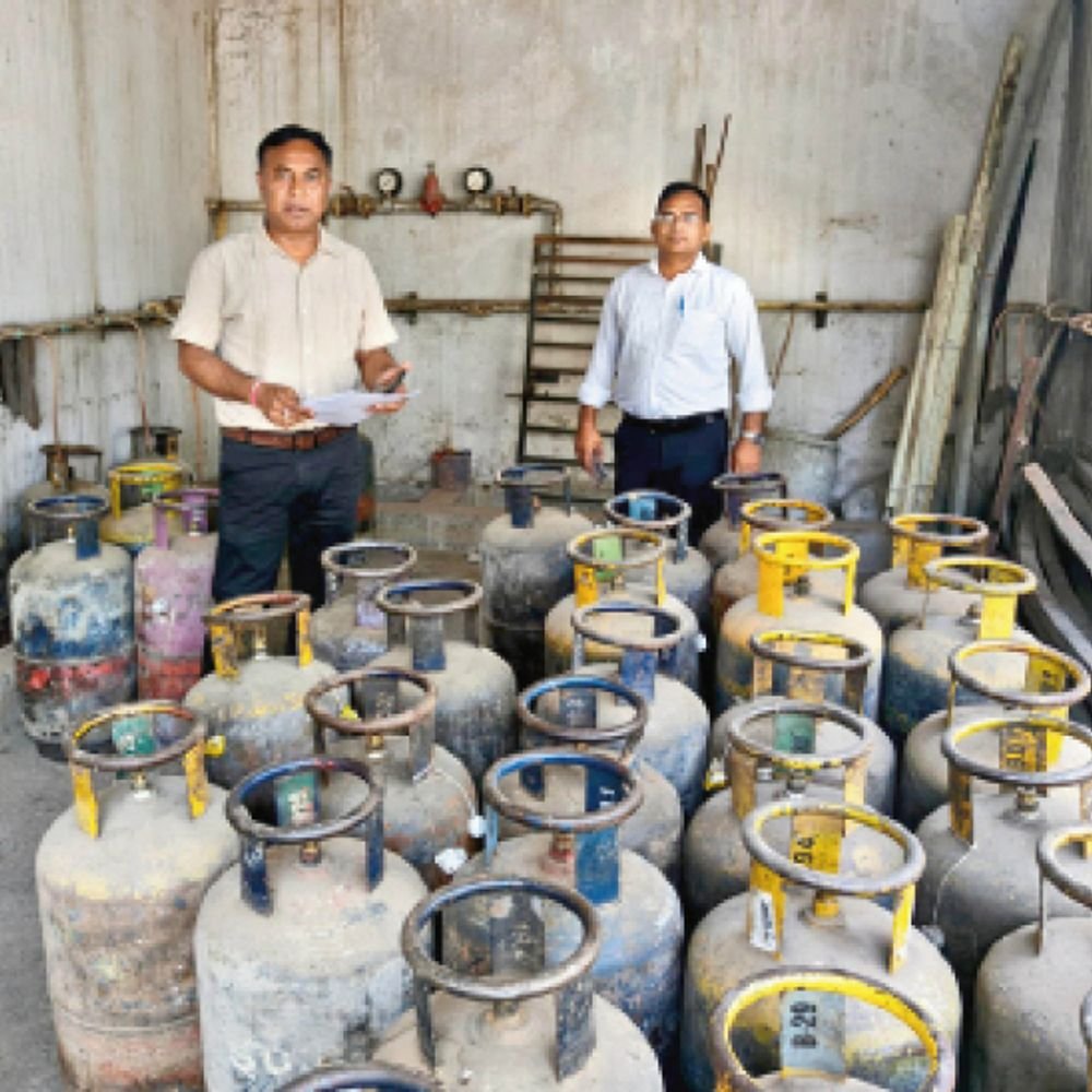 77-gas-cylinders-seized-in-one-go-in-gwalior:team-tracks-supply-to-factory-amid-shortage;-200-cylinders-recovered-from-9-locations
