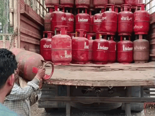 iran-war-impacts-indian-kitchens:cooking-gas-demand-contracts-in-april;-jet-fuel-sales-fall