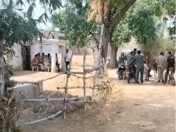 mob-attacks-police,-tears-uniforms-of-2-including-woman-constable:mauganj-villagers-surround-them;-try-locking-them-inside-a-room