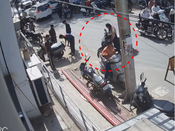 girl-falls-into-lift-pit-along-with-scooty:traffic-was-stopped-for-cm’s-convoy-in-gwalior;-policemen-saved-life