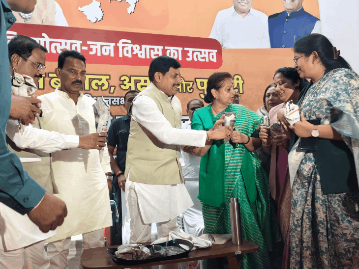 cm-mohan-eats-jhalmuri-in-burhanpur:says,-‘bengal-got-freedom-after-75-years’;-announces-investors-summit-in-nimar