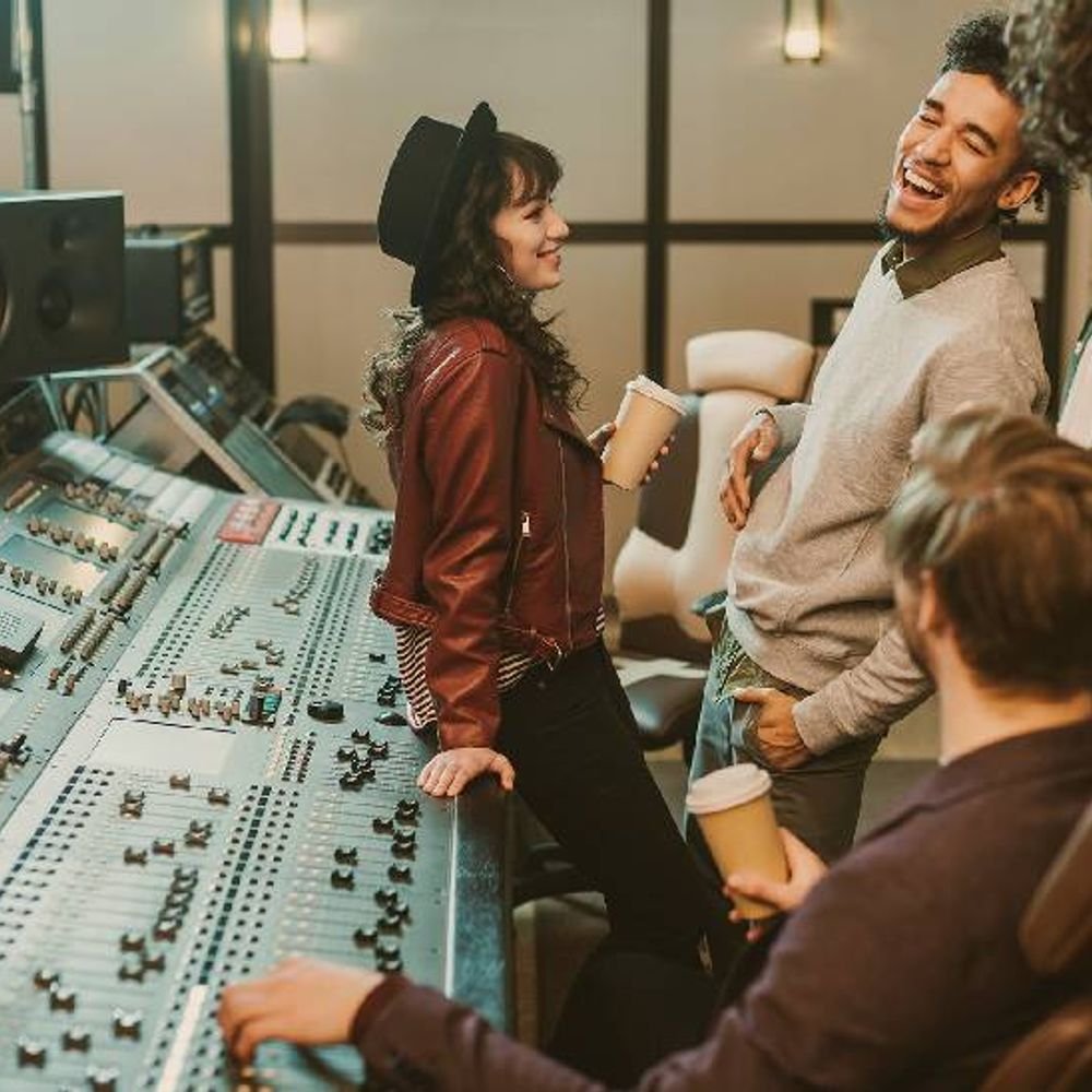 big-music-companies-are-betting-on-regional-songs:domestic-music-market-reaches-₹5,900-crore-in-size