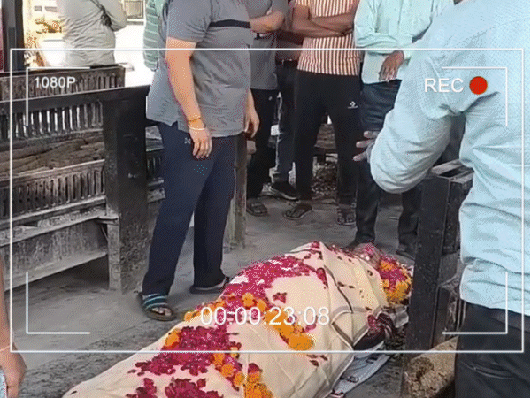 crematorium-clothes-sold-as-new-in-markets:sarees,-other-items-up-for-sale;-network-runs-up-to-ahmedabad