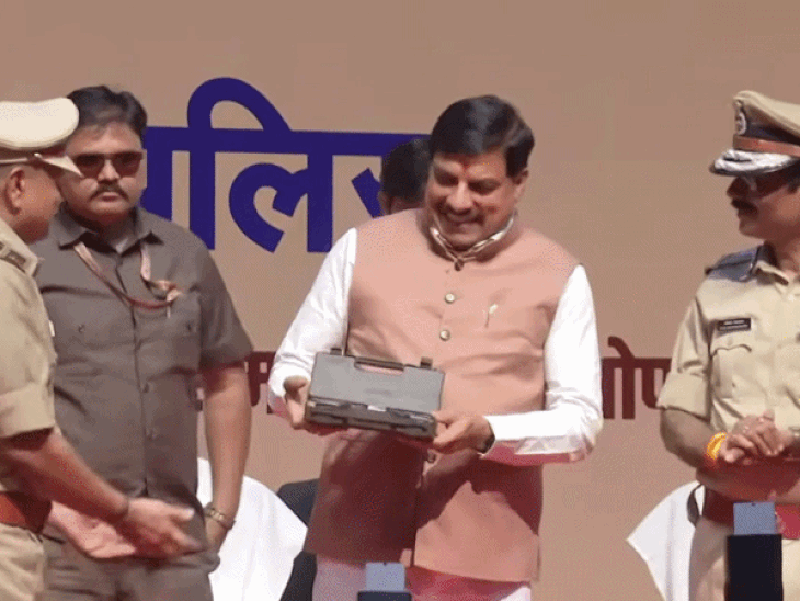 cm-yadav-presents-kf-rustamji-awards-to-101-officers:dgp-shares-inspiring-story-of-father-resigning-from-dsp-role-after-training-accident-injuries