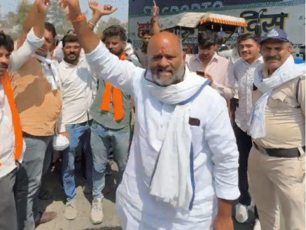 lathi-charge-on-congress-workers-in-ujjain:protest-against-district-externment-of-farmer-leader;-mla,-farmer-workers-participate