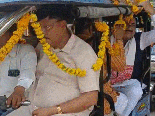 leaders-use-e-rickshaws,-bicycles-after-pm’s-fuel-saving-appeal:supporters-still-arrive-in-convoy;-newly-appointed-mp-corporation-chairmen-assume-charge